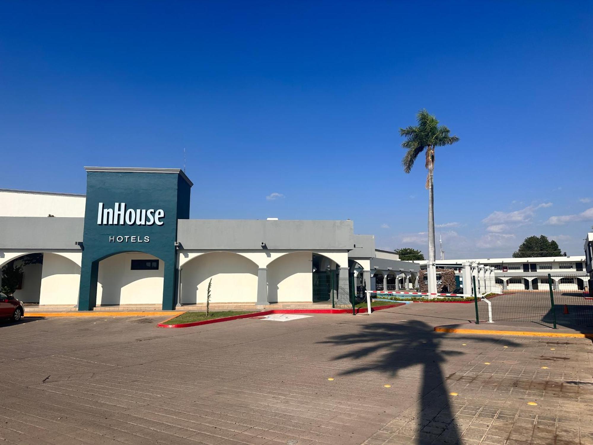 Отель Inhouse Obregon Сьюдад-Обрегон Экстерьер фото
